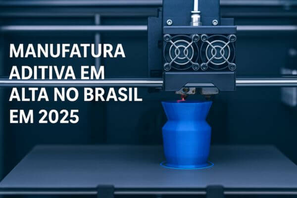 Impressora 3D criando peça azul em ambiente industrial, simbolizando o crescimento da manufatura aditiva no Brasil.