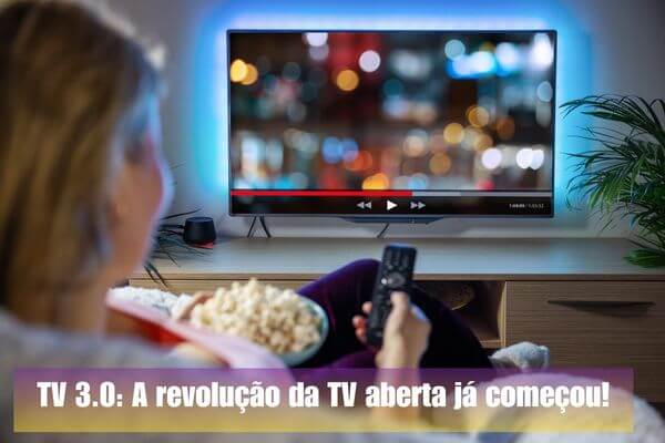 Mulher assiste televisão em sala de estar moderna, representando a qualidade e interatividade da TV 3.0 no Brasil.